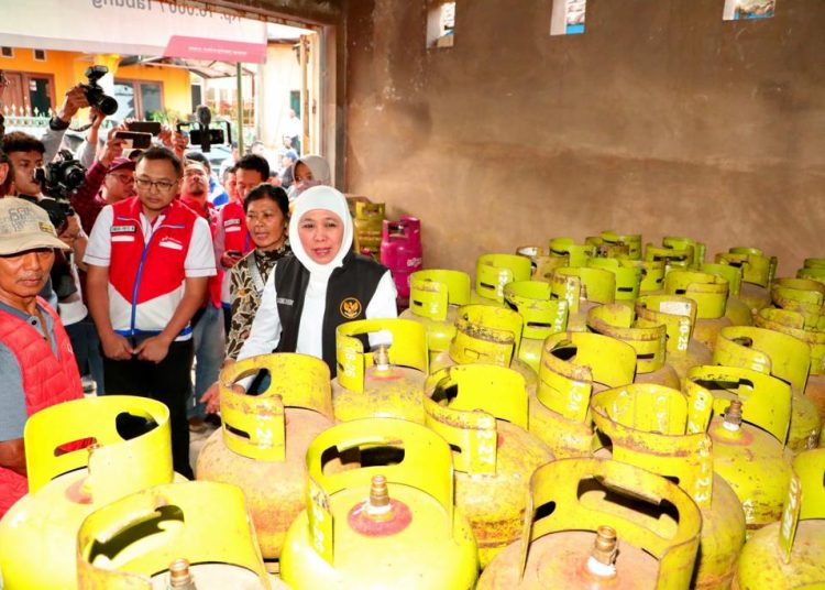 Khofifah Indar Parawansa meninjau sejumlah pangkalan dan agen tabung gas Liquefied Petroleum Gas (LPG) 3 kg di Kota Batu.