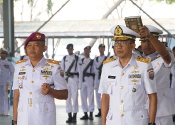 Salah satu prosesi upacara serah terima jabatan di lingkungan Koarmada II.