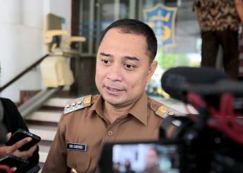 Wali Kota Surabaya yang sedang memberi keterangan terkait sistem zonasi.