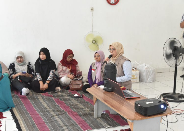 Penyuluhan kepada
pedagang Pasar Nambangan atau Pasar Tanah Kali Kedinding yang dilakukan oleh BPOM dan Dinkopumdag Surabaya.