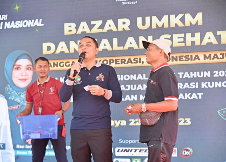 Wali Kota Surabaya Eri Cahyadi membacakan undian pada acara jalan sehat dan bazar UMKM.