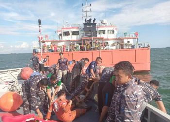 Personel KRI Escolar-871 menygevakuasi ABK kapal tanker Selp Propelled Oil Barge (SPOB) Ratu Yamani.