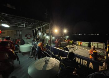 Penyerahan kru kapal SPOB Ratu Yamani untuk dibawa pihak perusahaan menggunakan Tug Boat (TB) Wira Pratama.