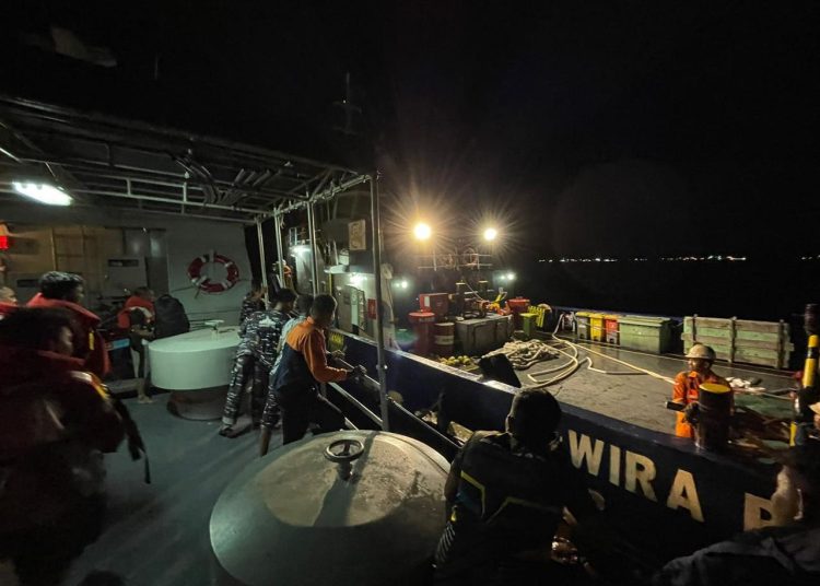 Penyerahan kru kapal SPOB Ratu Yamani untuk dibawa pihak perusahaan menggunakan Tug Boat (TB) Wira Pratama.