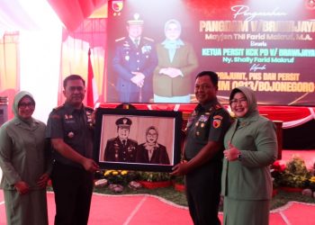 Pangdam V Brawijaya Mayjen TNI Farid Makruf dalam kunjungan kerja di Kodim 0813 Bojonegoro.