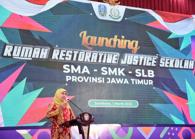 Gubernur Jawa Timur Khofifah menyampaikan salam sambutan dalam Rumah Restorative Justice (RRJ) di Jatim.