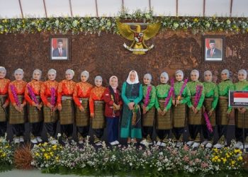 Bupati Bojonegoro Anna Mu’awanah berfoto bersama dengan peserta Parade Country sebagai pembuka pada rangkaian Bojonegoro Thengul International Folklore Festival.