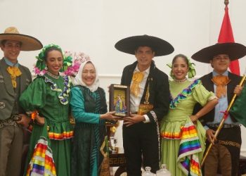 Bupati Bojonegoro Anna Mu’awanah bersama delegasi empat negara dalam acara Bojonegoro Thengul International Folklore Festival.