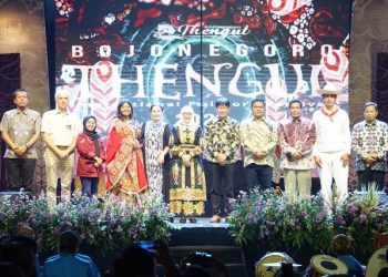 Bupati Bojonegoro Anna Mu’awanah bersama Presiden Council of Organization of Folklore and Folk Art (CIOFF) Indonesia Said Rachmat dan para delegasi negara peserta pada opening ceremony Bojonegoro Thengul International Folklore Festival.