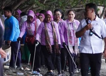Ibu Negara Iriana Joko Widodo dan Ibu Wury Ma'ruf Amin beserta Ibu OASE KIM melakukan aksi bersih sampah plastik, di Bangsring Underwater, Kabupaten Banyuwangi