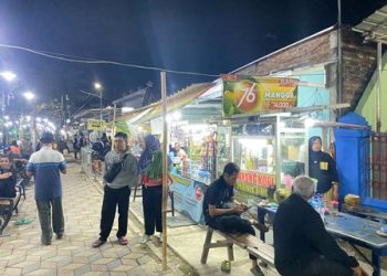 Suasana sepanjang kawasan taman MH Thamrin Bojonegoro terdapat lapak maupun rombong yang digunakan oleh warga untuk berjualan.