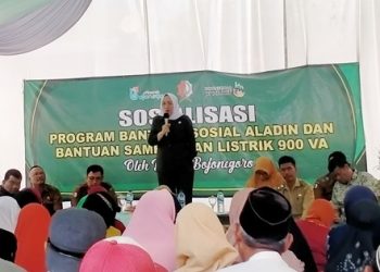 Bupati Bojonegoro Anna Mu’awanah dalam kegiatan sosialisasi bansos aladin dan bantuan sambungan listrik di Desa Kasiman, Kecamatan Kasiman.