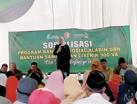 Bupati Bojonegoro Anna Mu’awanah dalam kegiatan sosialisasi bansos aladin dan bantuan sambungan listrik di Desa Kasiman, Kecamatan Kasiman.