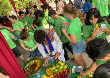 Delegasi peserta Bojonegoro Tengul International Folklore Festival mencicipi rujak di Agrowisata Kebun Belimbing, di Desa Ngringinrejo, Kecamatan Kalitidu.
