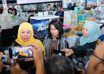 Gubernur Jawa Timur Khofifah Indar Parawansa saat menghadiri pembukaan Pameran Buku Big Bad Wolf 2023 di Jatim Expo Surabaya.