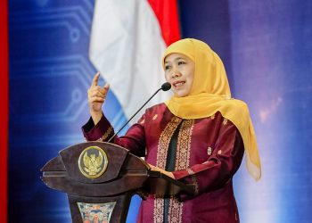 Gubernur Jawa Timur Khofifah Indar Parawansa saat sedang menyampaikan pembuka dalam acara Satu Data (SATA) Jatim Award 2023 di Surabaya.