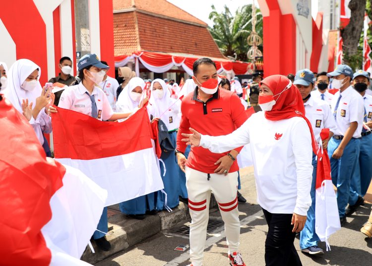 Pembagian 10 juta bendera merah putih dengan harapan seluruh warga Kota Surabaya untuk berpartisipasi menyemarakkan HUT Kemerdekaan RI ke-78 dengan mengibarkan bendera merah dan putih di wilayahnya masing-masing.
