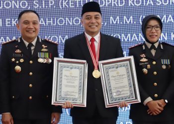 Wali Kota Surabaya Eri Cahyadi mendapat dua penghargaan yang diberikan  oleh Kapolrestabes Surabaya, Kombes Pol Pasma Royce dan Kapolres Pelabuhan Tanjung Perak, AKBP Herlina.