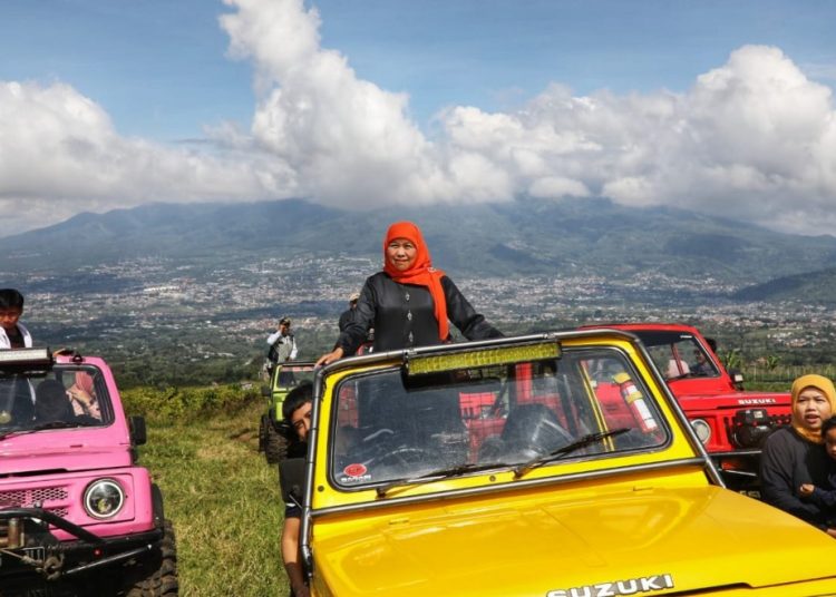 Gubernur Jawa Timur Khofifah Indar Parawansa menjajal serunya berwisata sekaligus berpetualang di Bukit Jengkoang di Kota Batu.