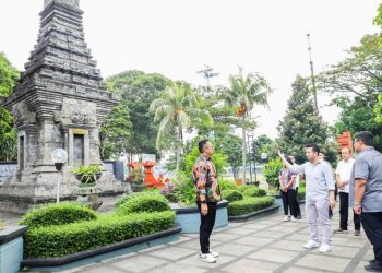 Wakil Gubernur Jawa Timur Emil Elestianto Dardak saat meninjau Anjungan Jawa Timur di Taman Mini Indonesia Indah.