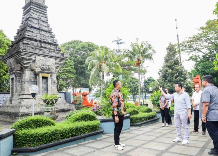 Wakil Gubernur Jawa Timur Emil Elestianto Dardak saat meninjau Anjungan Jawa Timur di Taman Mini Indonesia Indah.