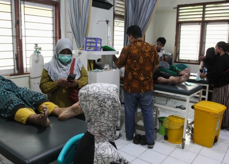 Suasana salah satu layanan kesehatan yang menangani para pasien korban keracunan massal.