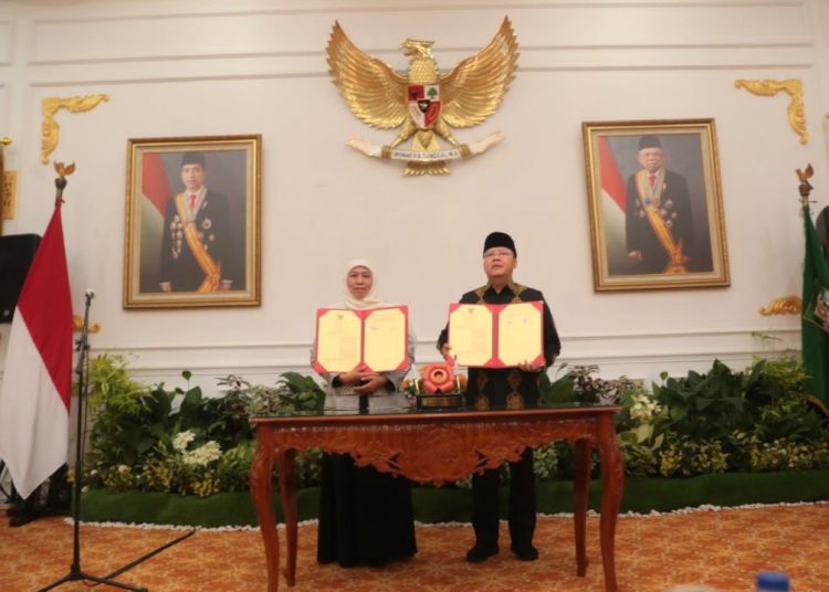 Gubernur Bengkulu Rohidin Mersyah dan Gubernur Jawa Timur Khofifah Indar Parawansa menunjukkan nota kesepahaman yang ditandatangani di Ruang Garuda, Gedung Daerah Balai Raya Semarak, Bengkulu.