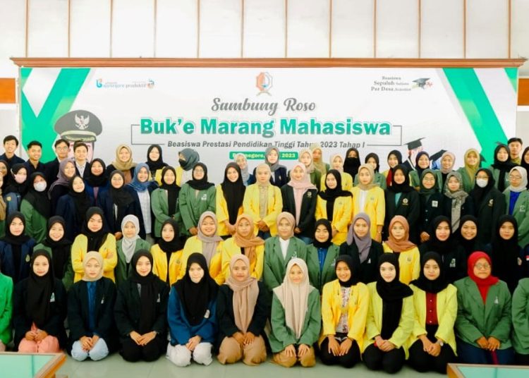 Bupati Bojonegoro Anna Mu'awanah bersama para.penerima beasiswa prestasi pendidikan tinggi di Pendopo Malowopati Pemkab Bojonegoro.