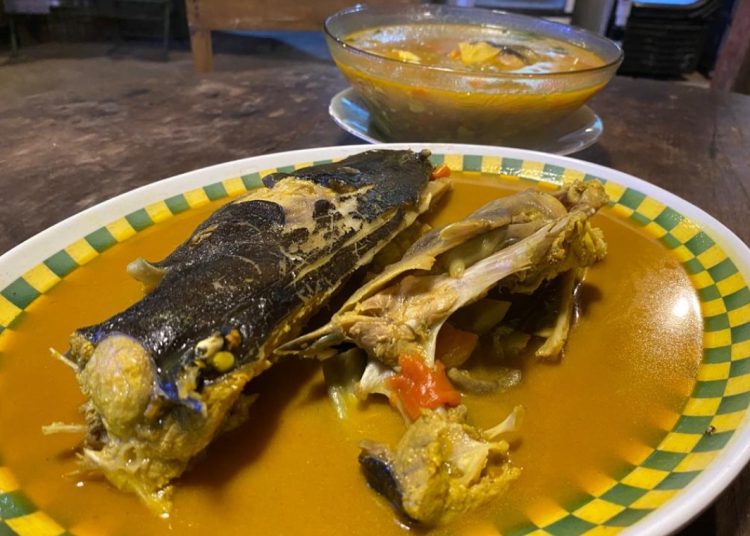 Menu asem-asem Ikan sembilang di Waroeng Joglo Merah Putih yang rasanya maknyus.