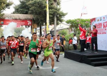 Wakil Gubernur Jawa Timur Emil Elestianto Dardak  memberangkatkan  jalan sehat yang digelar oleh Polda Jatim.