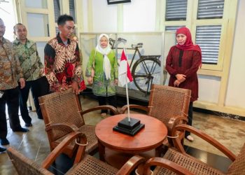 Benda bersejarah peninggalan Bung Karno, seperti sepeda ontel, buku bacaan dan kostum Tonil Monte Carlo tetap dijaga apik di rumah pengasingan Bung Karno di Bengkulu.