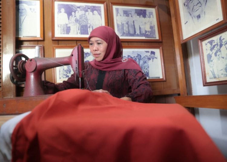 Gubernur Jatim Khofifah Indar Parawansa mencoba mesin jahit milik Fatmawati yang digunakan menjahit bendera Merah Putih.