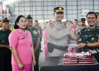 Dandim 0813 Bojonegoro Letkol Arm Arif Yudo Purwanto menyerahkan kue tar kepada Kapolres Bojonegoro AKBP Rogib Triyanto sebagai ucapan Hari Bhayangkara ke-77.
