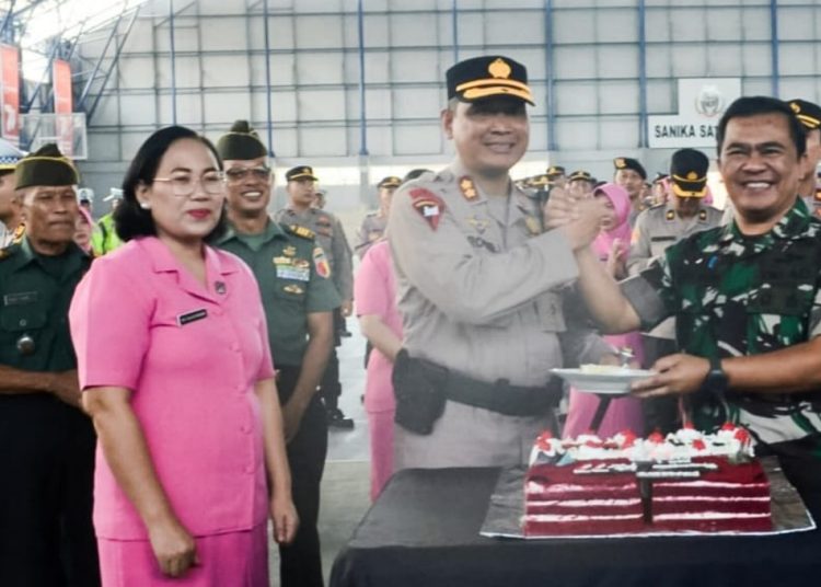 Dandim 0813 Bojonegoro Letkol Arm Arif Yudo Purwanto menyerahkan kue tar kepada Kapolres Bojonegoro AKBP Rogib Triyanto sebagai ucapan Hari Bhayangkara ke-77.