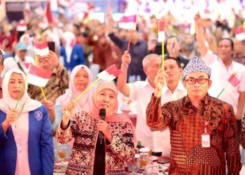 Gubernur Jawa Timur Khofifah Indar Parawansa bersama masyarakat menyanyikan lagu berjudul Bendera, karya band Coklat.