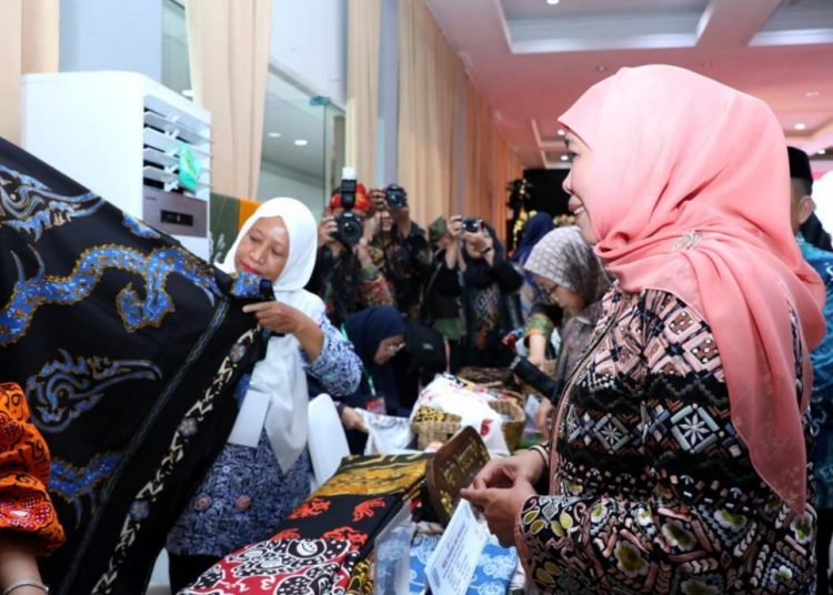 Gubernur Jawa Timur Khofifah Indar Parawansa dalam Misi Dagang dan Investasi dengan Pemprov Bengkulu di Hotel Grage, Bengkulu.