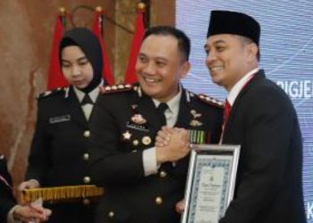 Wali Kota Surabaya Eri Cahyadi saat menerima penghargaan di Hari Bhayangkara ke-77.