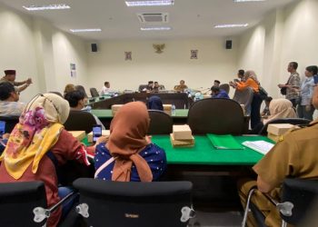 Suasana hearing di Komisi C DPRD Bojonegoro terkait rencana merger SDN II dan SDN III Sumberrejo, Kecamatan Sumberrejo.