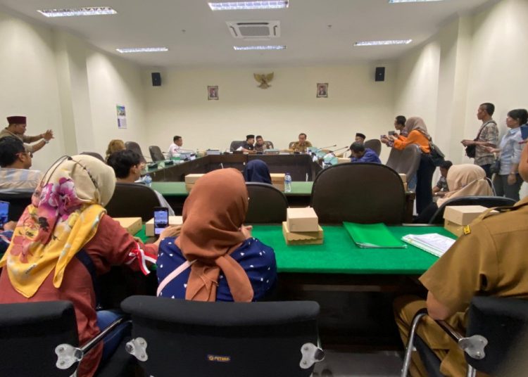 Suasana hearing di Komisi C DPRD Bojonegoro terkait rencana merger SDN II dan SDN III Sumberrejo, Kecamatan Sumberrejo.