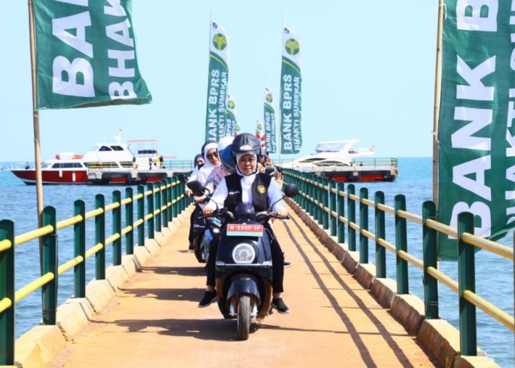 Gubernur Jawa Timur Khofifah Indar Parawansa di sela meresmikan Dermaga Pelabuhan Dungkek dan Dermaga Pelabuhan Gili Iyang di Sumenep.
