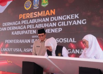Gubernur Jawa Timur Khofifah Indar Parawansa menandatangani prasasti dalam peresmian Dermaga Pelabuhan Dungkek dan Dermaga Pelabuhan Gili Iyang di Kabupaten Sumenep.