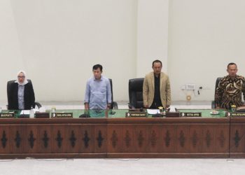 Bupati Bojonegoro Anna Mu’awanah bersama pimpinan DPRD Bojonegoro dalam rapat paripurna nota keuangan terhadap Raperda tentang Pertanggungjawaban APBD 2022.