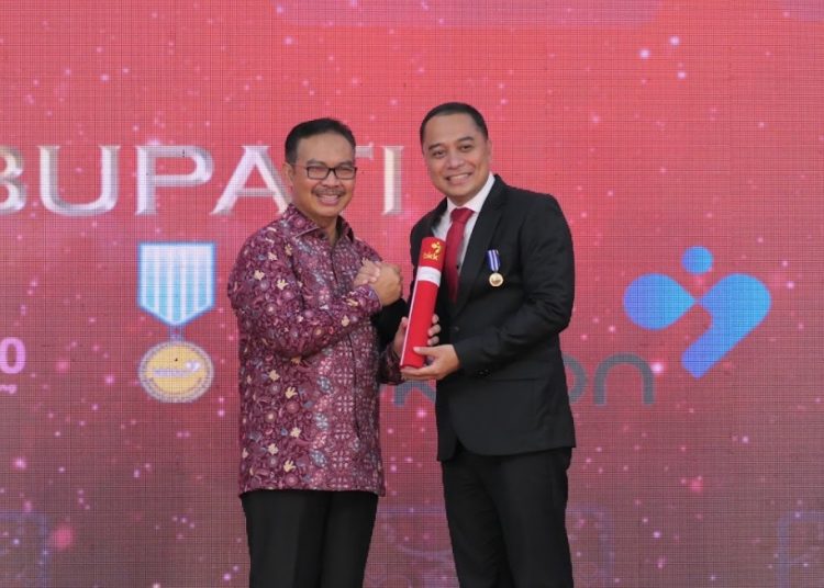Wali Kota Surabaya Eri Cahyadi menerima penghargaan Manggala Karya Kencana yang diserahkan Kepala BKKBN RI Hasto Wardoyo dalam rangkaian peringatan Hari Keluarga Nasional  ke-30 tahun 2023 di Sumatera Selatan.