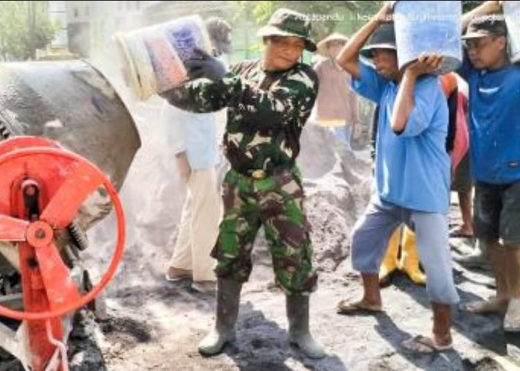 Personel Kodim Bojonegoro ikut dalam karya bhakti melakukan pengecoran pondasi renovasi masjid Hidayatullah di Desa Genjor, Kecamatan Sugihwaras, Kabupaten Bojonegoro.