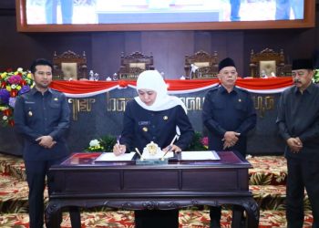 Gubernur Jawa Timur Khofifah Indar Parawansa menandatangani persetujuan Raperda untuk selanjutnya dilakukan konsultasi ke Kementerian Dalam Negeri.