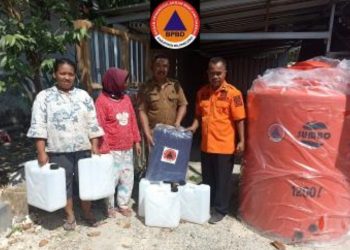 Personel Badan Penanggulangan Bencana Daerah Bojonegoro membagikan tandon air untuk warga sebagai antisipasi krisis air di musim kemarau.