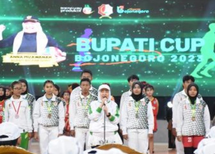 Bupati Bojonegoro Anna Mu'awanah dalam launching Bupati Cup Bojonegoro 2023 di Gelanggang Olahraga Dabonsia Dander Bojonegoro.