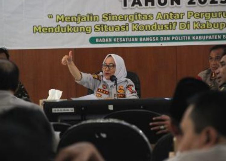 Bupati Bojonegoro Anna Mu'awanah dalam rapat tim terpadu penanganan konflik sosial yang digelar di Gedung Angling Dharma lantai II Bojonegoro.