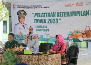 Bupati Bojonegoro Anna Mu'awanah dalam kegiatan pelatihan keterampilan kerja kejuruan membatik dan handycraft di Kecamatan Kepohbaru.