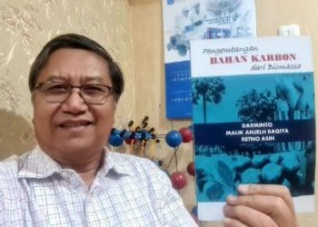 Guru Besar dari Departemen Fisika, Fakultas Sains dan Analitika Data (FSAD) Institut Teknologi Sepuluh Nopember (ITS) Prof Dr Drs Darminto